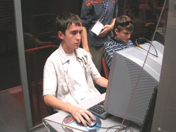 LAN-Party  PG   WCG 2006 Russia Finals: kow3.HackeR & WE.JuSt.Rob